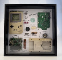 Nintendo Gameboy Original DMG 01, rámeček s rozebranou retro konzolí