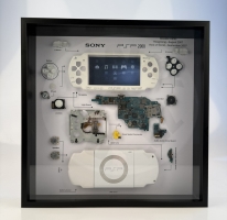 Sony PSP 2000 PlayStation Portable, rámeček s rozebranou retro konzolí