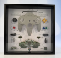 Nintendo N64 Controller, rámeček s rozebraným ovladačem