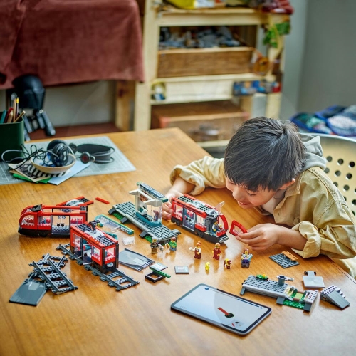 LEGO® City 60423 Tramvaj a zastávka v centru města_(1)