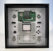 Nintendo DS Original, rámeček s rozebranou retro konzolí