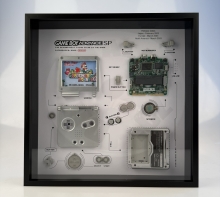 Nintendo Gameboy Advance SP, rámeček s rozebranou retro konzolí
