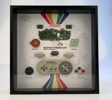 Nintendo SNES Super Famicom Controller, rámeček s rozebraným ovladačem