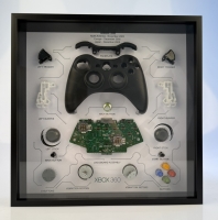 Microsoft Xbox 360 Wirless Controller, rámeček s rozebraným ovladačem