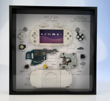 Sony PSP 3000 PlayStation Portable, rámeček s rozebranou retro konzolí